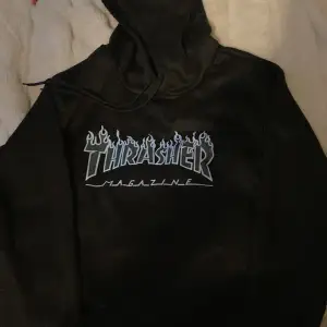 En Thrasher hoodie som jag tror är fake därav materialet. Den kommer från en epakompis så jag har ingen aning om vart den är köpt.  Katt finns i hemmet!