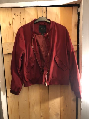 Bomberjacka - Vinröd bomberjacka från monki 