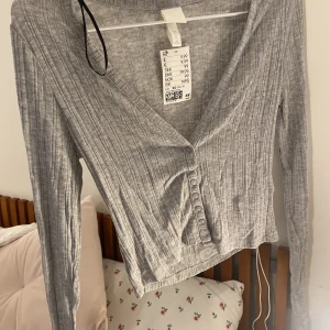 H&M kofta - Kofta från H&m helt oanvänd med lapp kvar. Stretchigt tyg och passar mig med S❤️