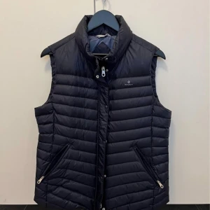 Gant tunn dunväst  - Lättvikts dunväst använd 3 gånger. 