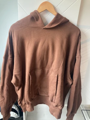 YZY hoddie - H Brun hoddie från YZY, strl XL