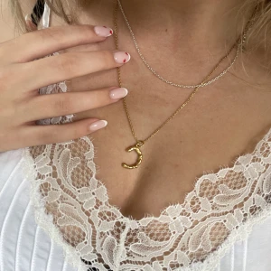 Safira- halsband - Fint halsband från Safira. Kommer ej till användning längre.  925 sterling silver med guldplättering.😆❤️  (Se skick på bild, annars fråga för fler bilder) Nypris: ca. 599-799kr