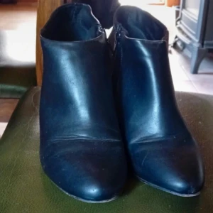Ankelboots - Svarta ankelboots från HM. Stoelek 37. 5 cm hög bred klack. Mycket bra skick.  Katt finns i det rökfria hemmet.