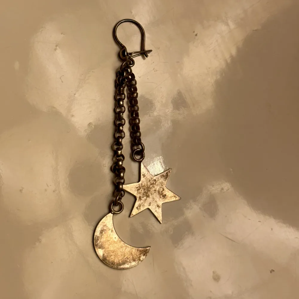Superfint vintage örhänge med måne och stjärna i vad jag tror är silver ⭐️🌙 Endast ett örhänge. Behöver nog putsas lite, annars i gott skick. . Accessoarer.