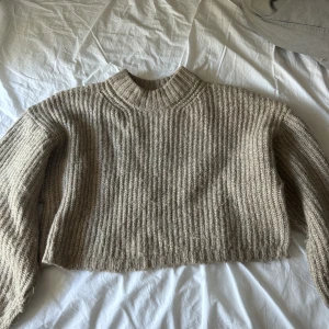 Mysig stickad tröja  - Jätte mysig tröja från Gina. Storleken xs, men stor i storleken. Frakt ingår inte i priset.