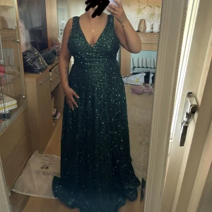 FESTKLÄNNING - Super fin festklänning, använd 1 kväll! 