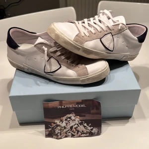 Philippe model  - Säljer nu dessa i strlk 43 då de inte kommit till användning mycket, mindre skada På framsida på vänster skon. Köpta för 4000 på deras hemsidan. Allt på bilden ingår med köper. Tar även byten t.ex burberry skor, lanvin, saint Laurent o golden goose.