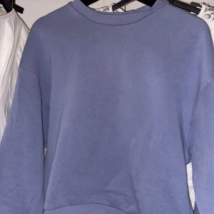 Blå sweatshirt  - Jättefin blå sweatshirt frpn gina tricot. Kommer tyvärr inte längre till andvändning🫶🏻