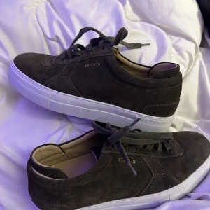 Axel arigatos - Hej säljer mina nya arigatos i storlek 40 använda maxx 2 gånger köpte svarta därför säljer dessa ❤️ kan mötas upp över hela Göteborg och fraktar oxå🫶