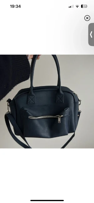 Väska - Säljer denna jättefina marinblåa väska då den är lite för liten för min smak. Den är köpt här på plick🫶🏻 Har ni några frågor, var inte rädda att skriva🩷🩷