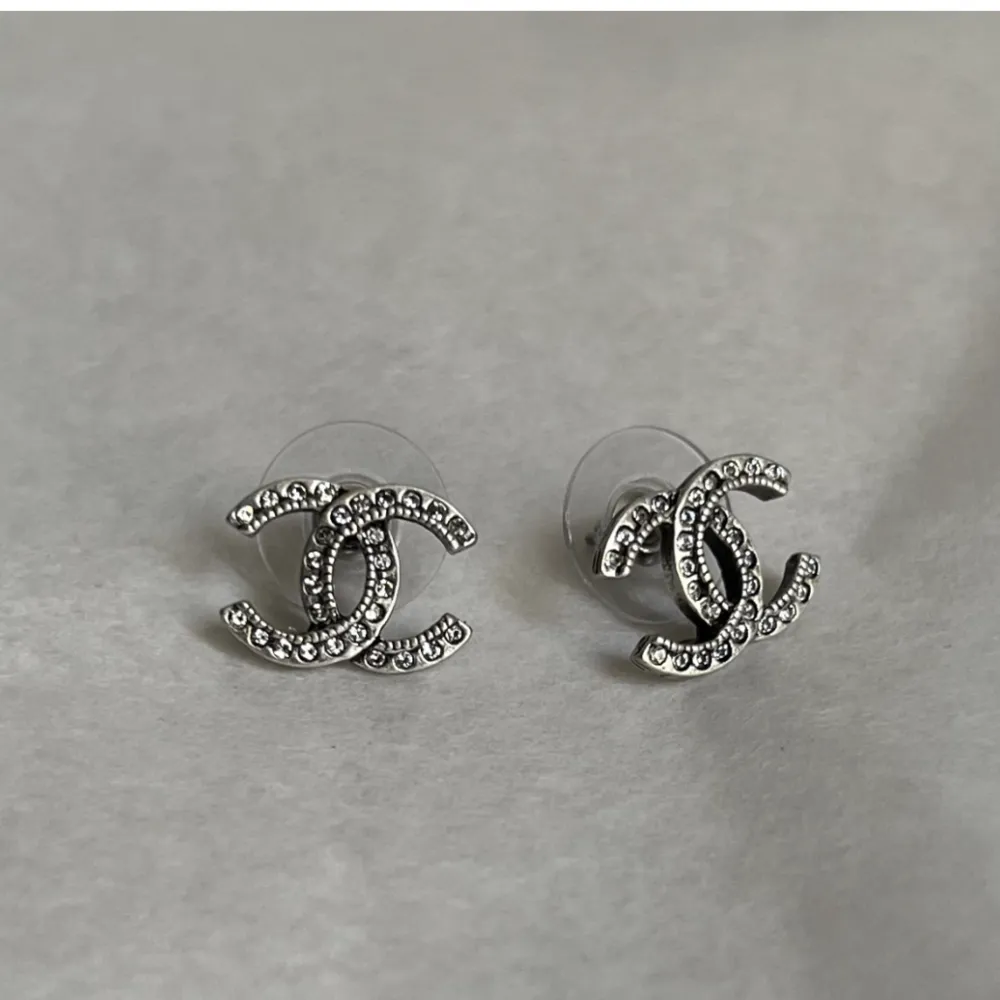 Underbara CC Chanel örhängen i silvermetal, säljs med Chanel box. . Accessoarer.