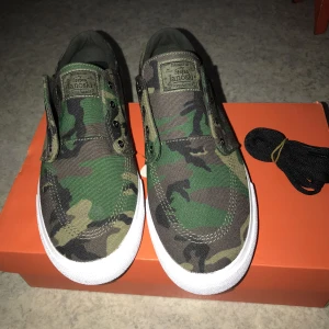 Helt nya Nike janoski camo strlk 42 - Splitter nya skor Nike Stefan janoski i camo storlek 42 låda snören men tyvärr inget kvitto följer med  Några frågor bara höra av sig  