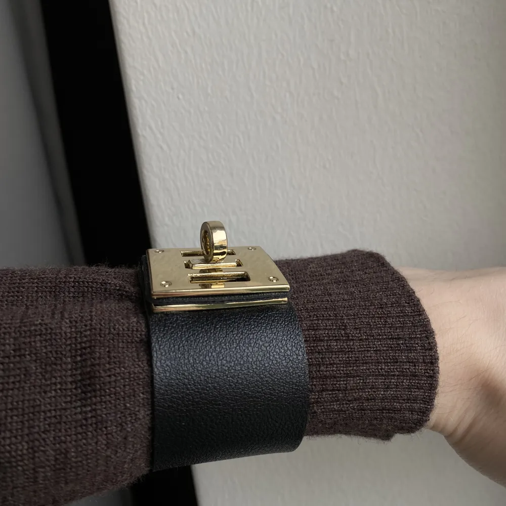 Läderarmband som påminner om ett kelly bracelet. Aldrig använt så är i nyskick💛. Accessoarer.