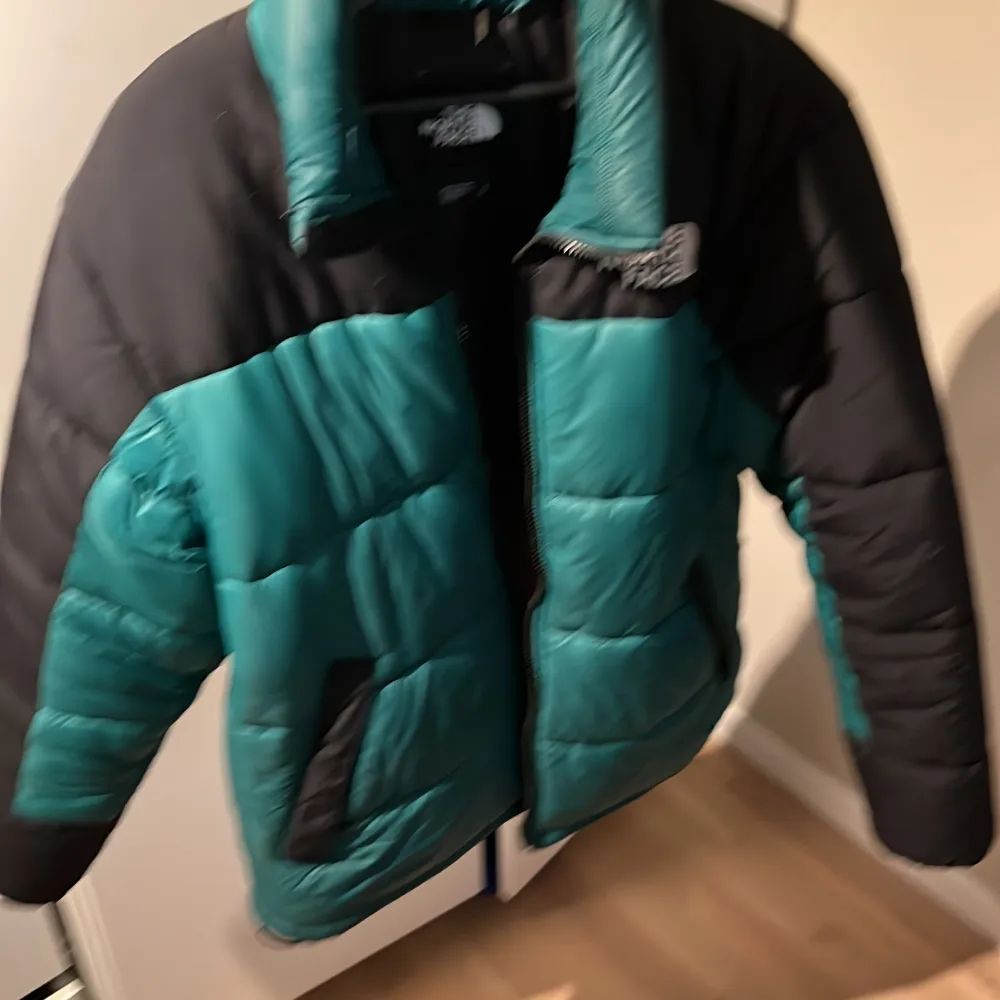 North face jacka bra skick men liten reva (syns på bilden) men annars väldigt bra skick . Jackor.