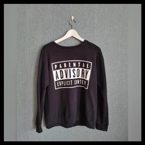Tröja med tryck - En tröja i lite tjockare material. Framsidan har ett tryck med en "Parental Advisory" varningstext. Storlek XS och i gott skick! 🖤