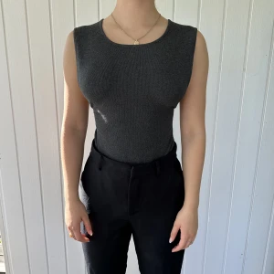 Cool Body - Här har vi en snygg body från Hera Collection. Den är djupt skuren vid armens öppning. I bra skick. 