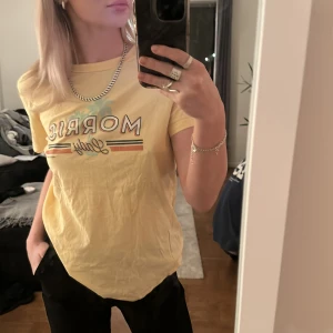 T-shirt - Gul t-shirt från Morris Lady. Hittar ingen storlek men skulle säga att det är en S😊 