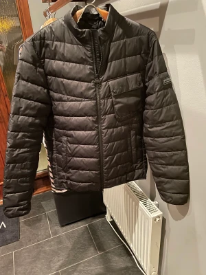 Barbour jacka  - Säljer nu min Barbour jacka i L eftersom att jag inte använder den längre. Den är i nyskick och väldigt snygg . 