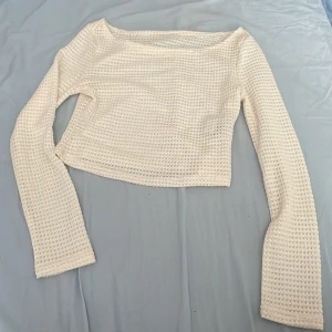 See trough topp  - Oanvänd, beige/mjölkvit   Rekommenderas för folk som har storlek xs om du gillar lite overzise 