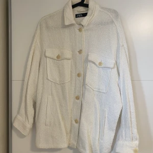 Vit skjortjacka - Knappt använd, i bra skick.