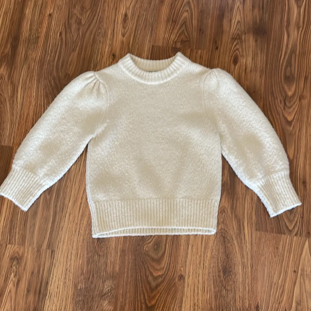 Söt stickad tröja med en liten puffärm💕 Används tyvärr för lite och därför säljs den! . Tröjor & Koftor.