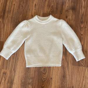 Söt stickad tröja med en liten puffärm💕 Används tyvärr för lite och därför säljs den! 
