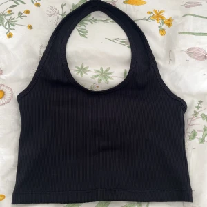 Linne - Svart halternecklinne, från berska eller zara:) 