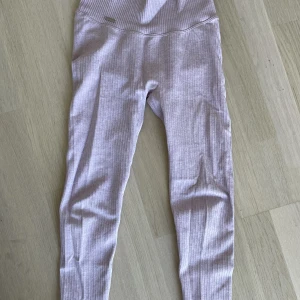 Tights aim’n  - Lila tights från aim’n. Använda två gånger 