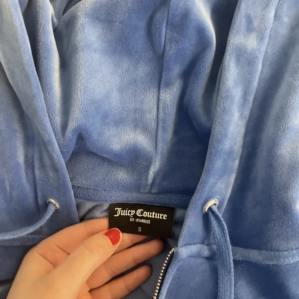 Blått juicy couture set storlek S i nyskick, använt endast ett fåtal gånger!💖 1000kr för båda delarna🫶 . Jeans & Byxor.