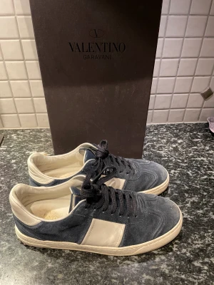 Valentino flycrew - Intressekoll!!! Kan tänka mig att sälja mina valentino flycrew vid rätt pris. Skick 8/10. 2 nitar borta. Skriv vid frågor och funderingar!