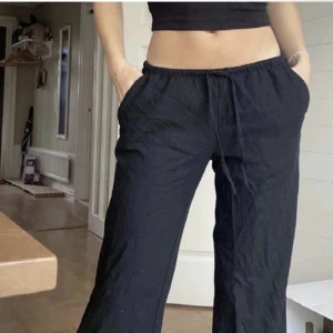 Linnebyxor - Säljer dessa linnebyxor i jättefint skick. Skulle passa någon runt 160. Bilden är lånad.