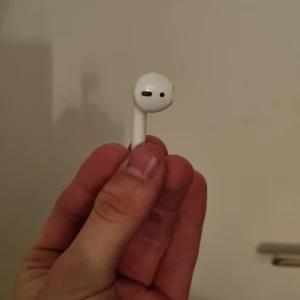 Singulär airpod - Singulär airpod som funkar magiskt och är i gott schik