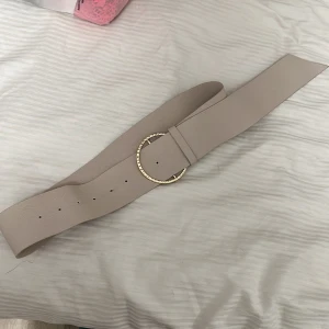 Skärp  - Skärp, jättefint att ha till en oversized klänning. Aldrig använt 