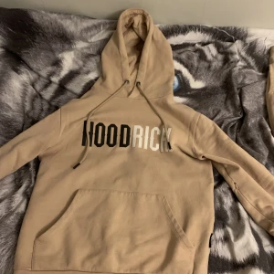 Hoodrich tracksuit beige - Beige hoodrich tracksuit. Köpt på jd sports för 1500 Använd ganska mycket men ändå bra skick Skriv för mer information och bilder  200kr för bara byxor 350kr för bara hoodie 500kr för hela tracksuit