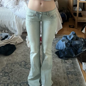Lågmidjade jeans  - Lågmidjade bootcut jeans med sjukt snygga fickor och najs färg! Midjemått 38 cm och innerbenslängden 88cm❤️‍🔥🖤