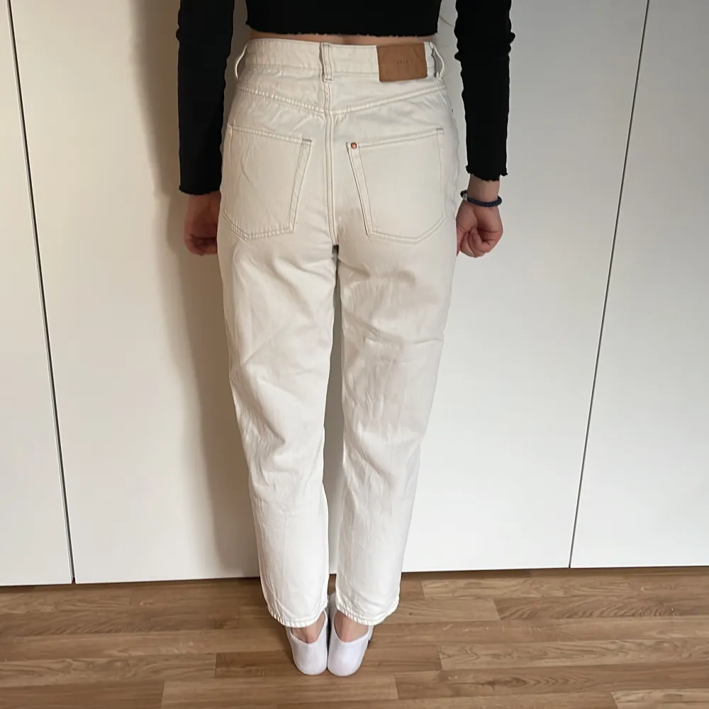 Vita jeans i ankelhöjd. Momjeans. Modellen bär vanligtvis storlek 36 och är 168cm lång. Jeans & Byxor.