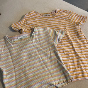 Två t-shirtar till priset av en!! - Två randiga tishor för priset av en, båda två i superbra skick utan någon skada.  Andra bilden: en ribbad t-shirt med croppad look, storlek s.  Tredje bilden: vanligt mjukt t-shirt material, full längd, i storlek xs 😊