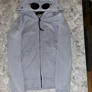 C.P Company - Tja! Säljer denna c.p company zip då den inte kommer till användning. Den är sparsamt använd och är av en modell som inte säljs längre. Skriv vid minsta fundering! Obs! Pris kan gå ner vid snabb affär. 