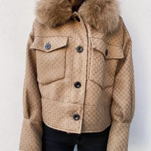 Intresse koll!! - En intressekoll på min meotine Charlie jacket. Använd 1 säsong. Säljer pga att jag inte använder den. 