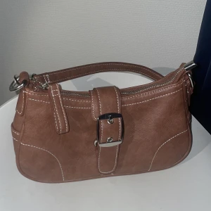 Brun väska  - Säljer denna gulliga väska från bikbok. Köpte den förra sommaren och har inte använt den sen dess. Köpte för 350kr säljer för 80kr. Kontakta vid intresse, köparen står för frakt💗💕