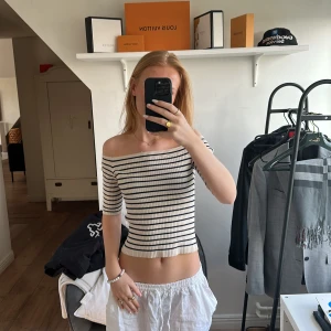 Zara topp - Super snygg topp med bara axlar. Sitter perfekt om man söker efter en tröja som sitter lite tajtare. Tröjan är oanvänd. 💕