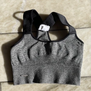 Aim’n sport-bh  - Köpte denna topp second hand men den var för liten tyvärr. Tror att detta är modellen ”high support ribbed bra” (nypris 449kr). Ovadderad. Toppen är lite sliten men det är inget som syns på håll, se bild 3 t.ex. Hoppas nån annan kan få nytta av den! 🏋️‍♀️