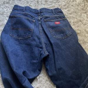 Säljer ett par overzised marinblå dickies jeans eftersom de aldrig kommer till användning. Köpte dom secondhand i usa förra sommaren. Är osäker på storleken eftersom det inte finns någon lapp men gissar att de är i storlek L. Lowwaisted och långa i benen.