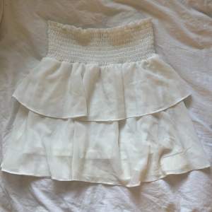 Vit volang kjol från chelsea i storlek S💘 Säljer då jag aldrig använt den🫶🏼den finns fortfarande kvar!!