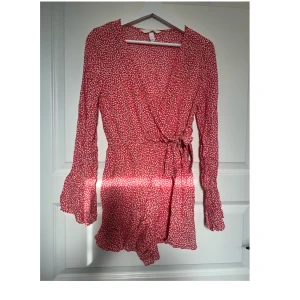 Playsuit - Röd och vit playsuit ifrån H&M i storlek 36. Aldrig använd. Köparen står för frakten. 