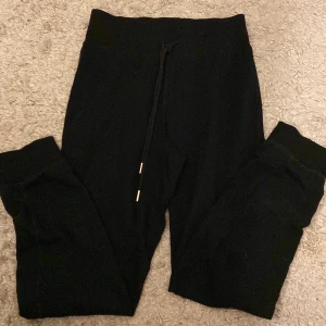 Svarta mjuksbyxor - Vanliga svara mjukisbyxor från h&m