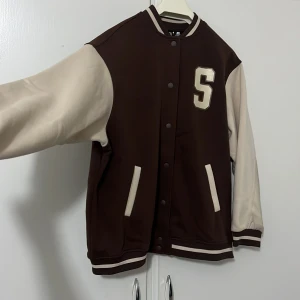 Baseball jacka - En kofta som är använd fåtal gånger. Säljer pga känner inte att den passar mig. Den ör xs och ganska oversized så tycker att den passar också större storlekar. Köpt för 350kr Tryck gärna på köp och köparen står för frakten 💞💞