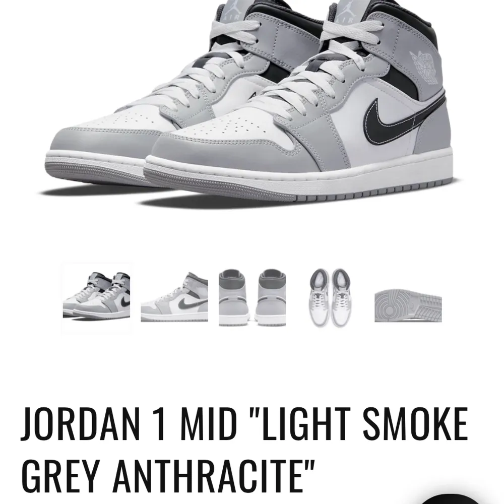 Säljer nu ett par Jordan 1 Mid ” Light smoke grey anthracite” . Så gott som nya , använda få gånger . . Skor.