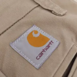 Carhartt byxor helt nya i storlek 30/32.Om du vill ha flera bilder eller du har frågor du kan skriva till mig 🤗💛