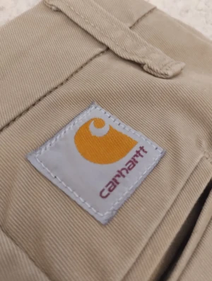 Carhartt - Carhartt byxor helt nya i storlek 30/32.Om du vill ha flera bilder eller du har frågor du kan skriva till mig 🤗💛